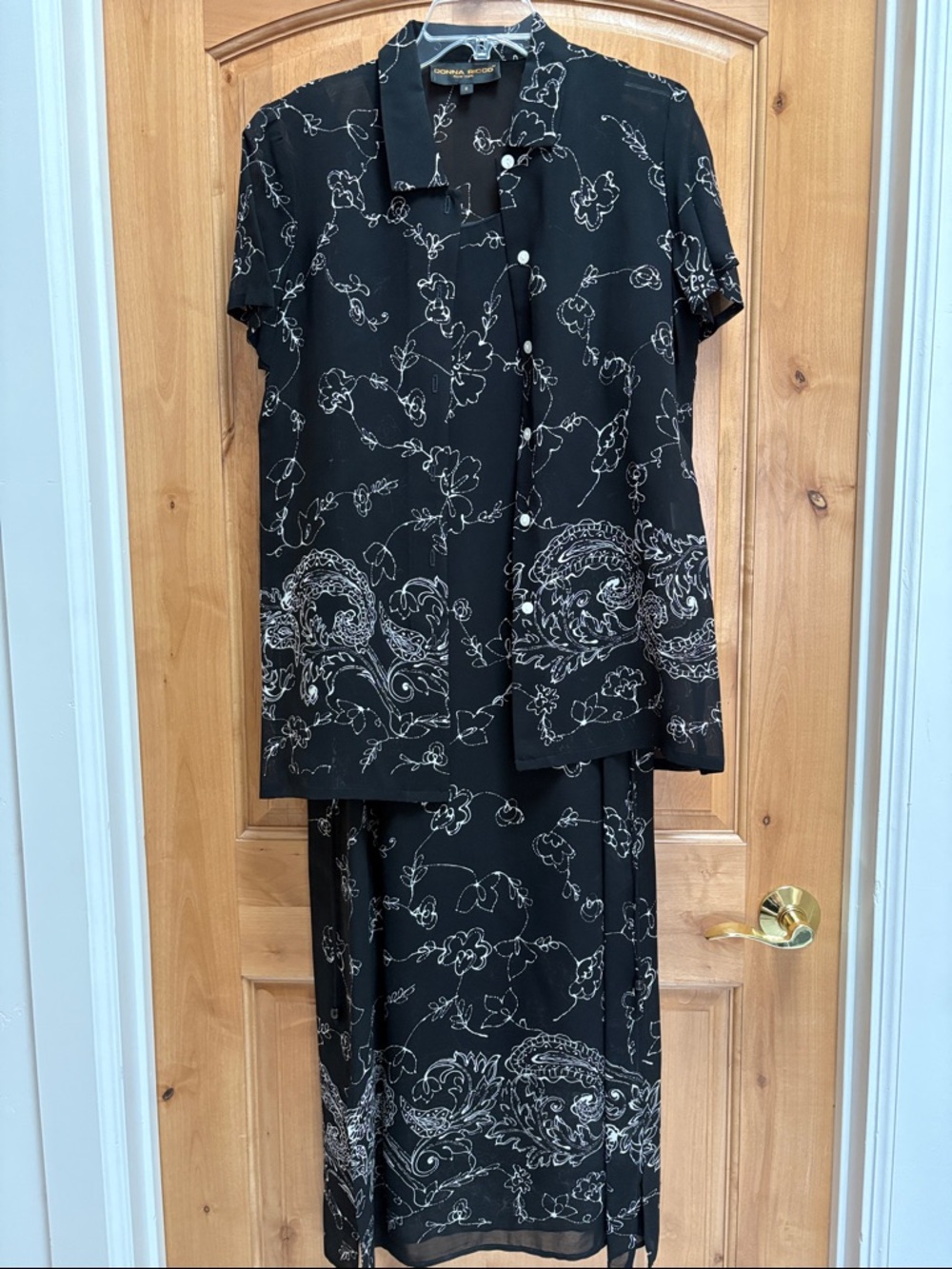 Donna Ricco Black Top with White Floral Stitching